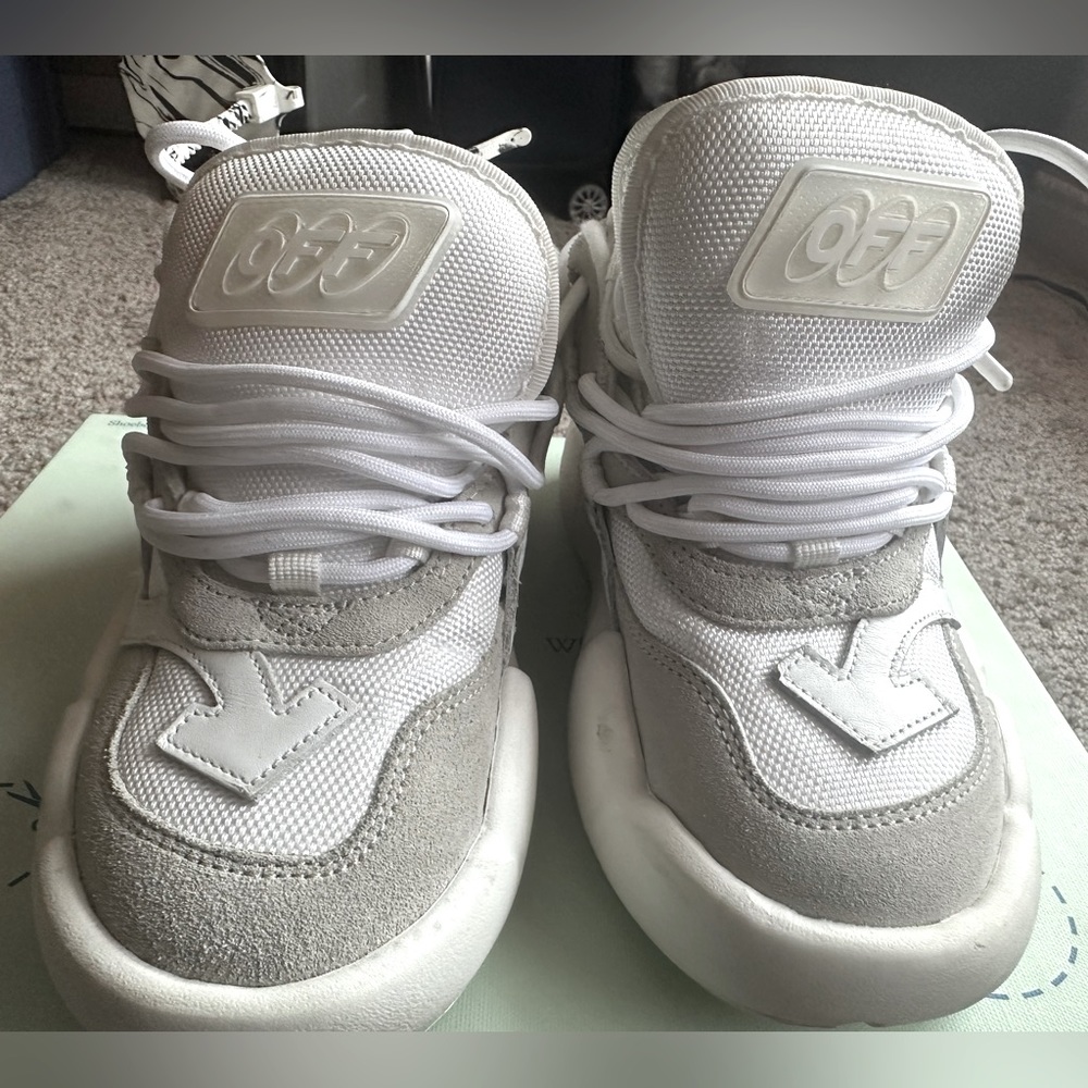 Off White shoes comes with the box